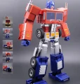 Voil un vrai Transformers Optimus Prime de presque 50 cm, qui se transforme tout seul et bien plus encore