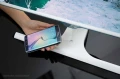 Samsung : deux crans avec chargeur sans fil pour Smartphones intgr dans le pied