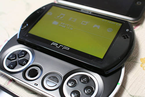 Le Xperia Play sonne le gals pour la PSP Go
