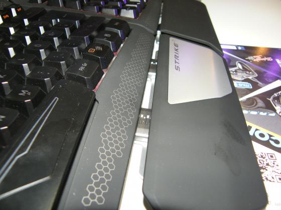 [GC 2012] Mad Catz S.T.R.I.K.E.7, un clavier pour les cyborgs fortuns