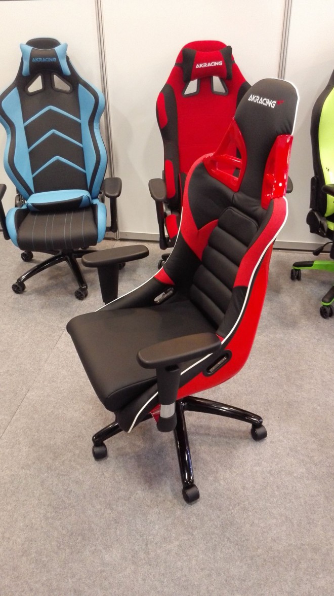 computex 2015 deux fauteuils akracing dont coque