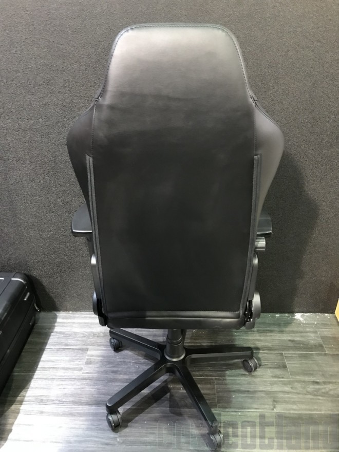 chaise noblechairs plus large