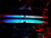 Cliquez pour agrandir TeamGroup T-Force Night Hawk RGB : la mmoire qui dploie ses ailes RGB
