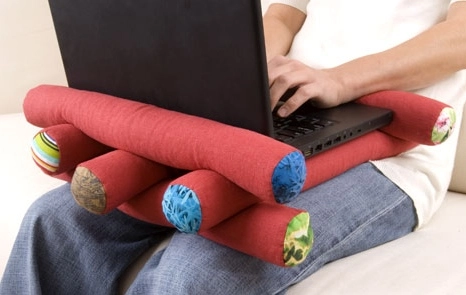 Un coussin pour le portable et les genoux