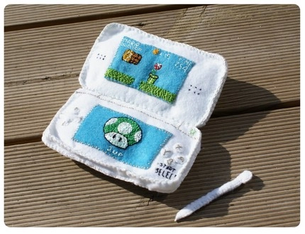 Une DS, un iPhone et une GameBoy pour geek