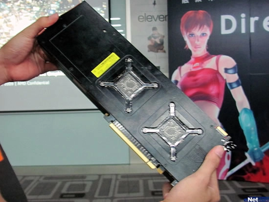 Deux photos de la HD 5870X2, tr�s grande carte...