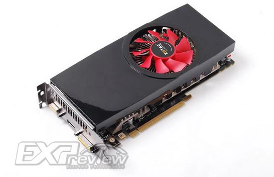 Apr�s la GTX 260 toute fine, voil� la toute courte