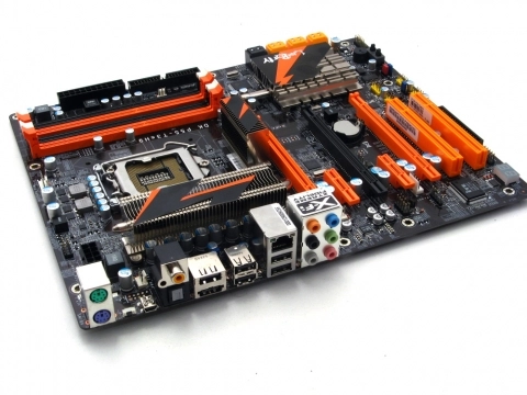 Flashy la DFI P55, mais est-elle bien ?