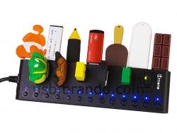 Pour les fondus des gadgets USB : un Hub de 13 ports, tout simplement...