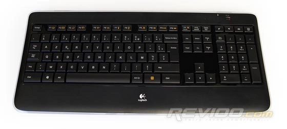 Le Logitech K800 r�tro �clair� et sans fil chez Revioo