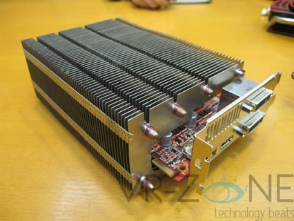 [Maj] Une PowerColor HD 6850 avec un parpaing passif comme radiateur