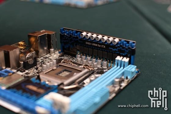 Asus sort l'artillerie lourde : Z77-I Deluxe
