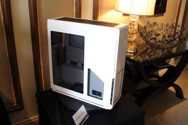 CES 2014 : de la couleur pour le Phanteks Enthoo Primo