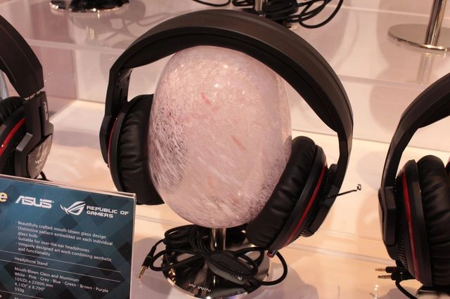 [CES 2014] Mr Bubble, un support casque en aluminium et verre souffl� en forme d'oeuf