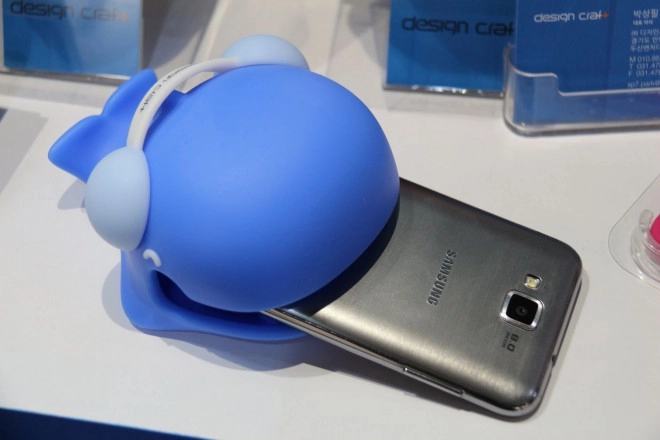 MWC 2014 : Design Craf+ : une baleine qui mange votre smartphone