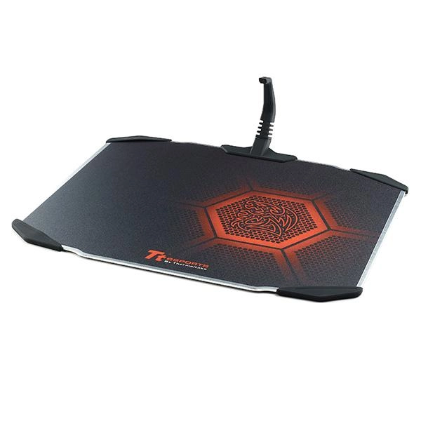 Draconem, un tapis en aluminium avec mouse bungee chez Tt eSPORTS