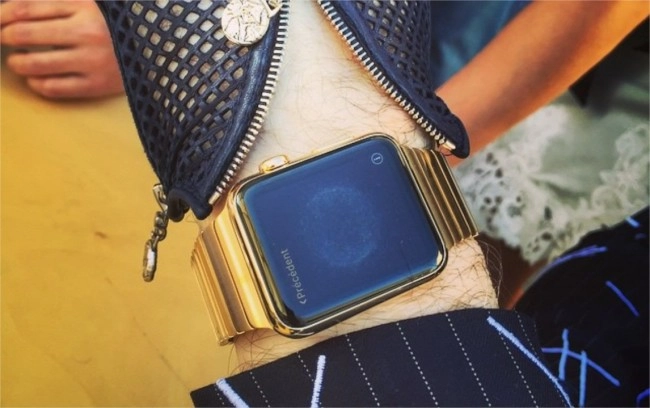 Karl Lagerfeld poss�de une montre Apple Watch en Or unique