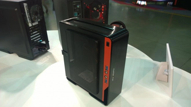 Computex 2015 : petit boitier et tapis de comp�tition chez In Win