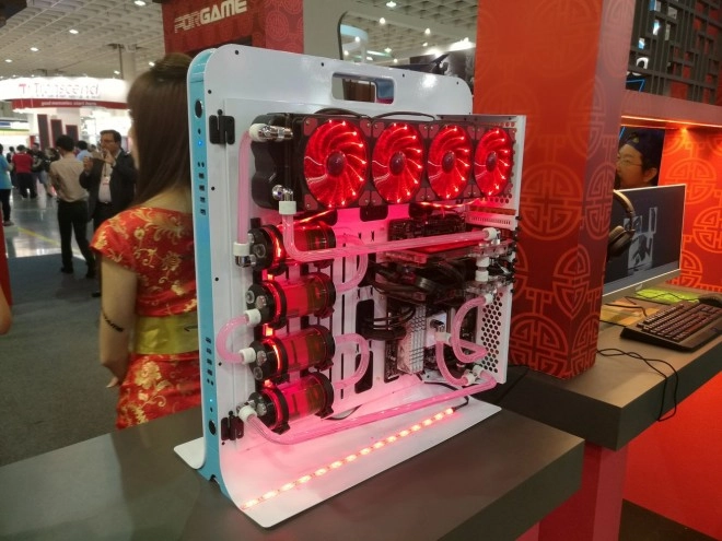 Computex 2016 : Forgame Glory 8, un boitier open air pour deux machines