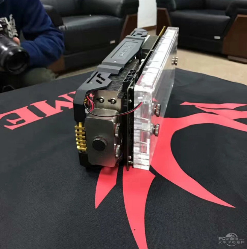 Colorful propose une �norme carte graphique GTX 1080 Kudan