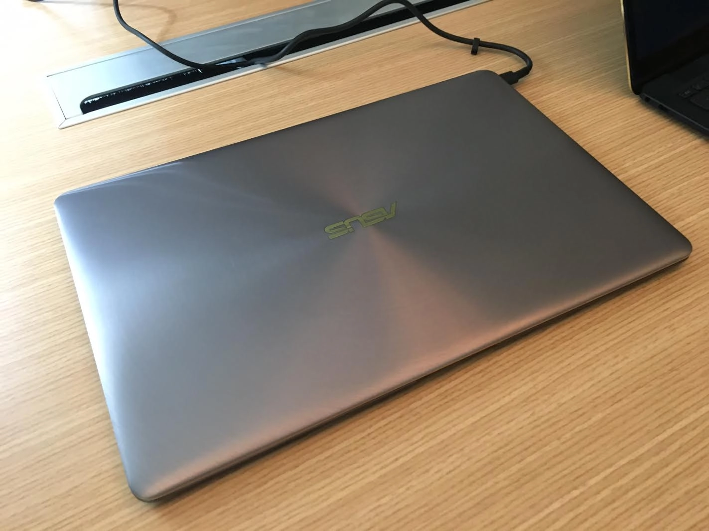 CES 2017 : l'Asus Zenbook 3 Deluxe UX490 proposera lui aussi un �cran aux bords fins