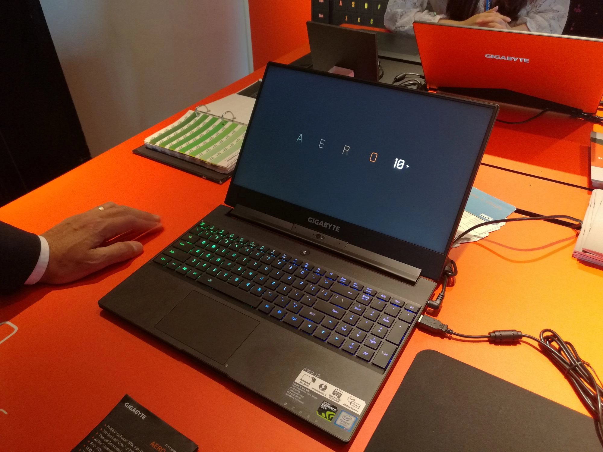 Computex 2017 : Gigabyte Aero 15, une superbe machine de 15.6'' dans un ch�ssis de 14'' ; et avec une certification Pantone