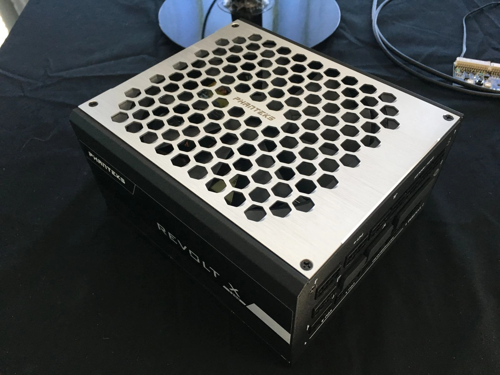 CES 2018 : Phanteks se lance dans les alimentation PC avec les REVOLT X et PRO