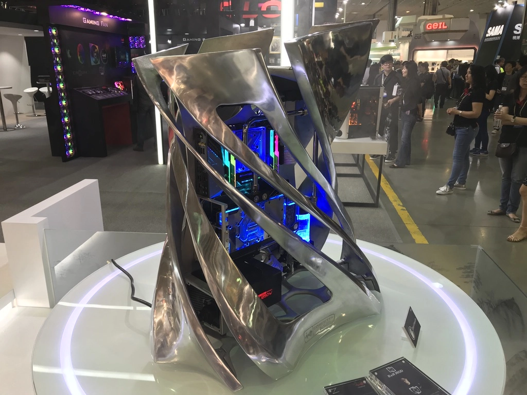 Computex 2018 : IN WIN pr�sente le Tower-Z, un boitier de 14 kg d'aluminium brut