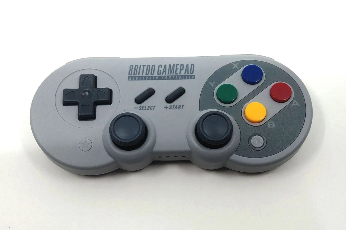Un mini test de la manette 8BitDo SF30 Pro chez Tom's Hardware