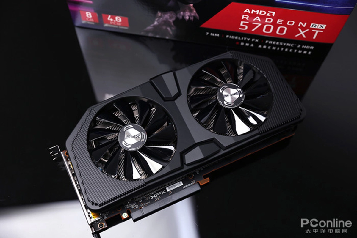 Plein de photos de la carte graphique RX 5700 XT custom de XFX
