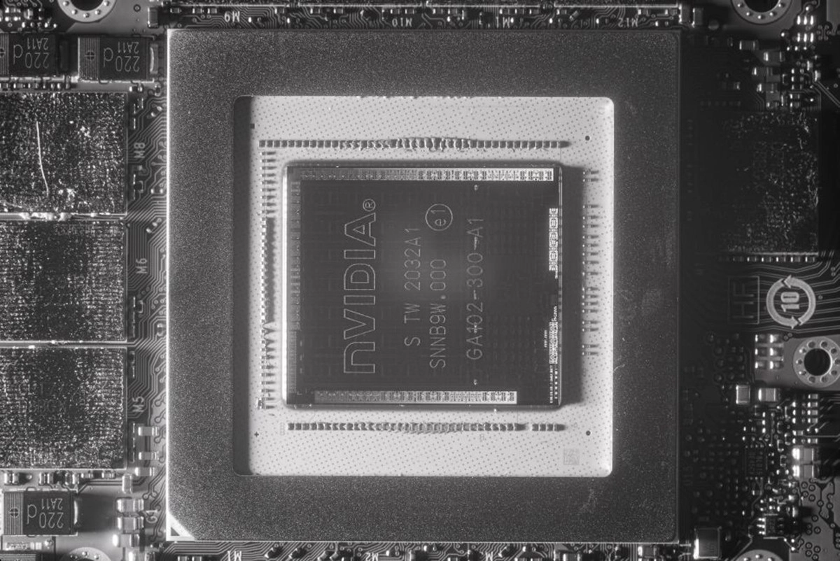 Une photographie IR du GPU GA102 de Nvidia