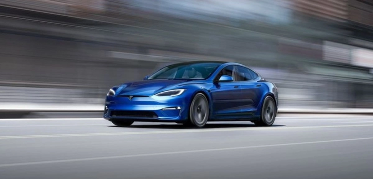 La nouvelle Tesla Model S d'Elon Musk embarque assez de puissance pour faire tourner Cyberpunk 2077
