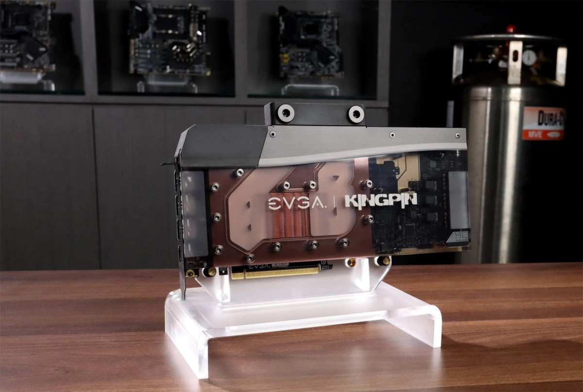 EVGA nous montre une tr�s belle carte graphique RTX 3090 KINGPIN Hydro Copper