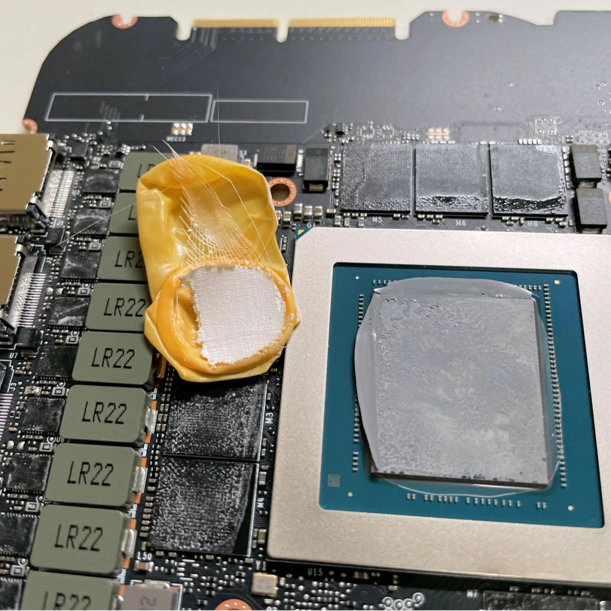 Apr�s la RX 6700 XT avec ses protections sur les pads thermiques, voil� la GeForce RTX 3090 avec un doigtier, pas de bol bis