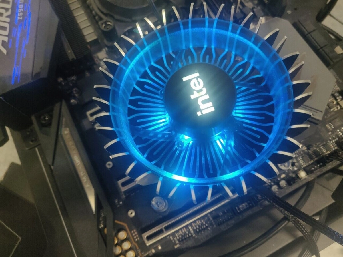 Voil� maintenant le superbissime ventirad stock Intel Laminar RH1