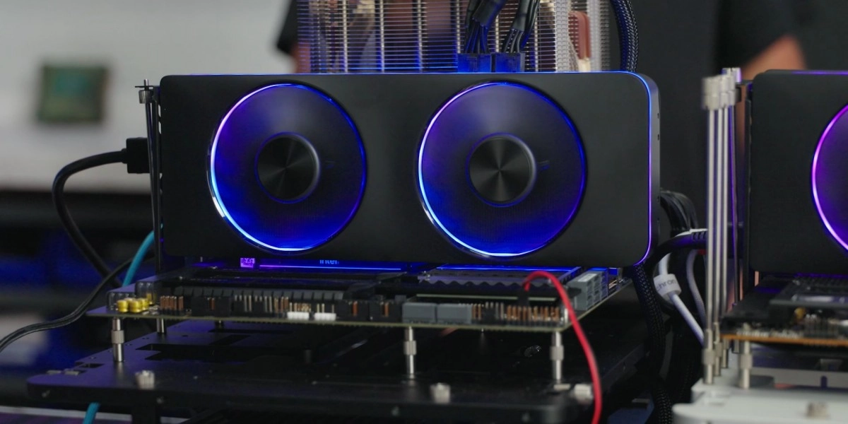 La carte graphique Intel Arc A770 passe entre les mains de Linus Tech Tips