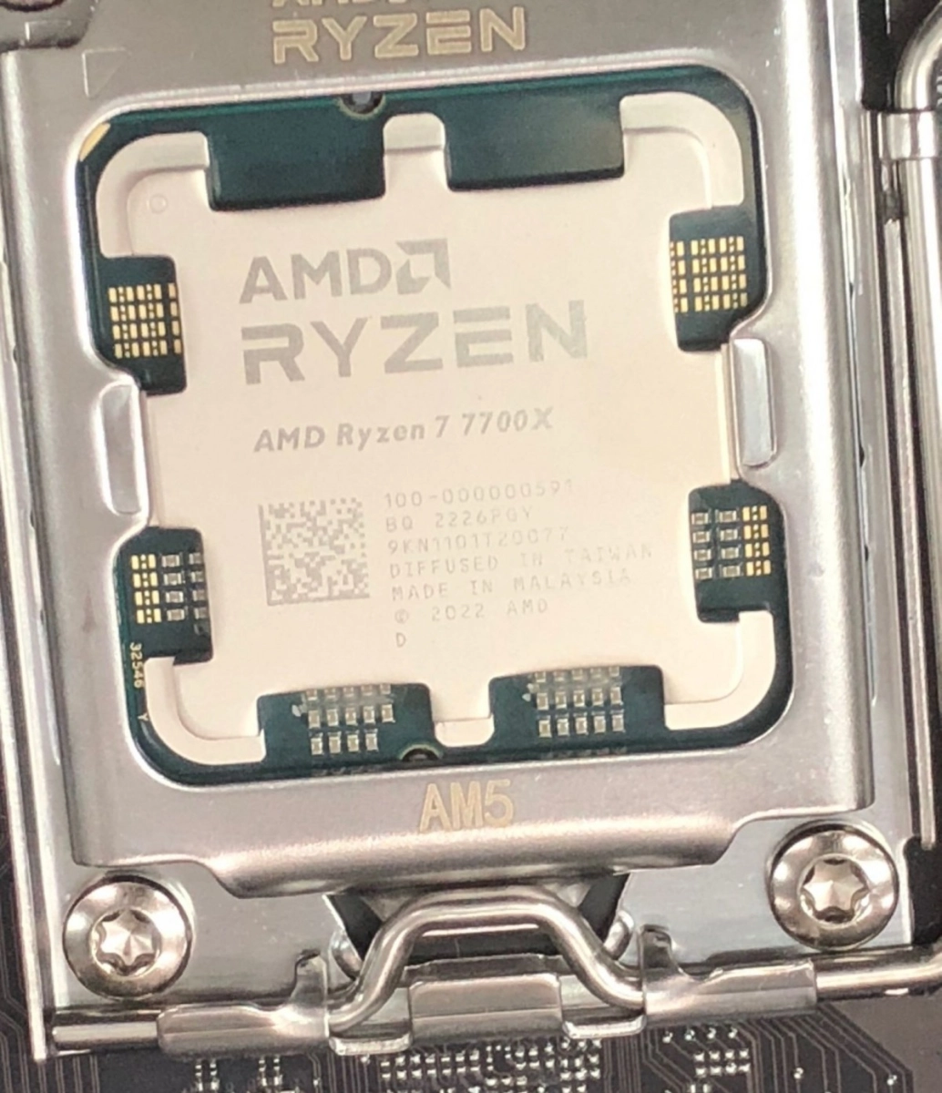 Une premi�re photographie du processeur AMD Ryzen 7700X !
