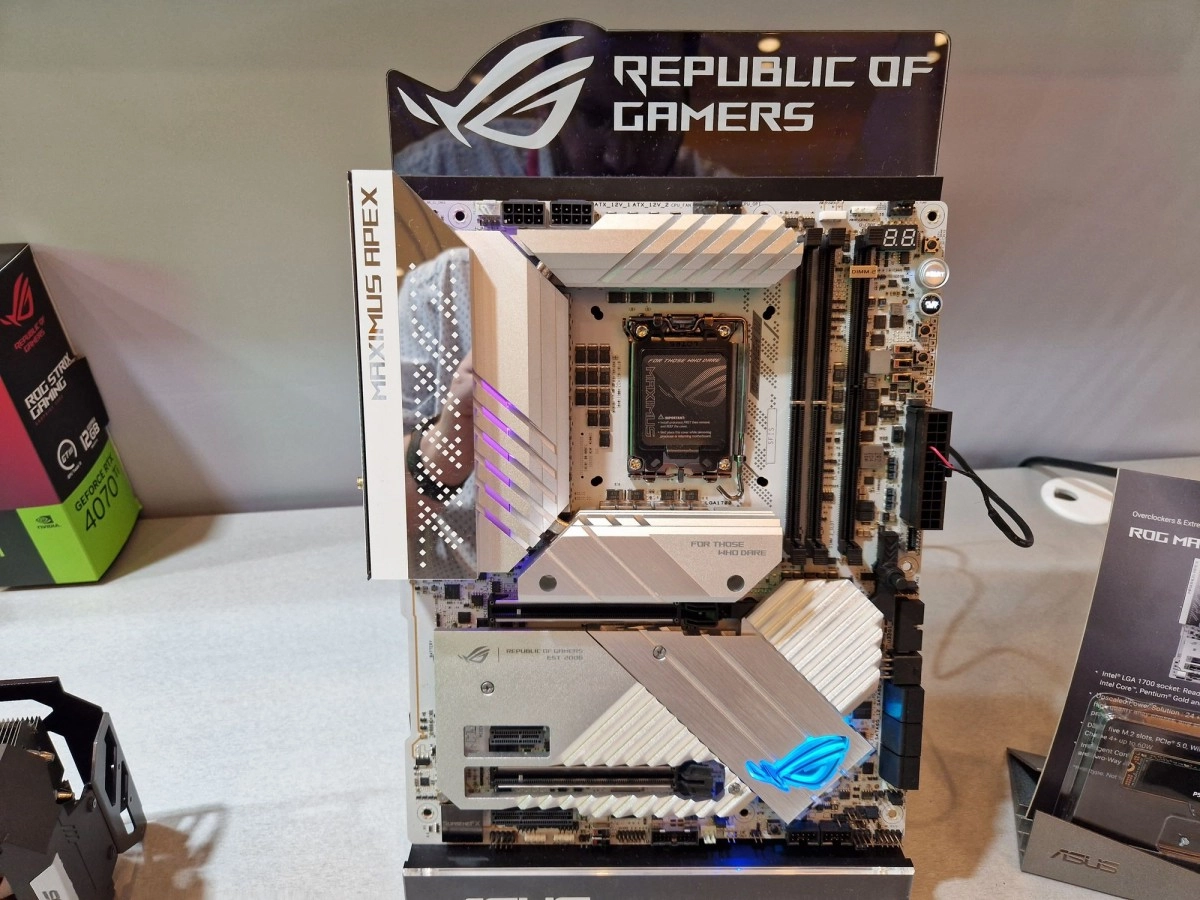 CES 2023 : la carte m�re ASUS ROG MAXIMUS Z790 APEX sublime en blanc