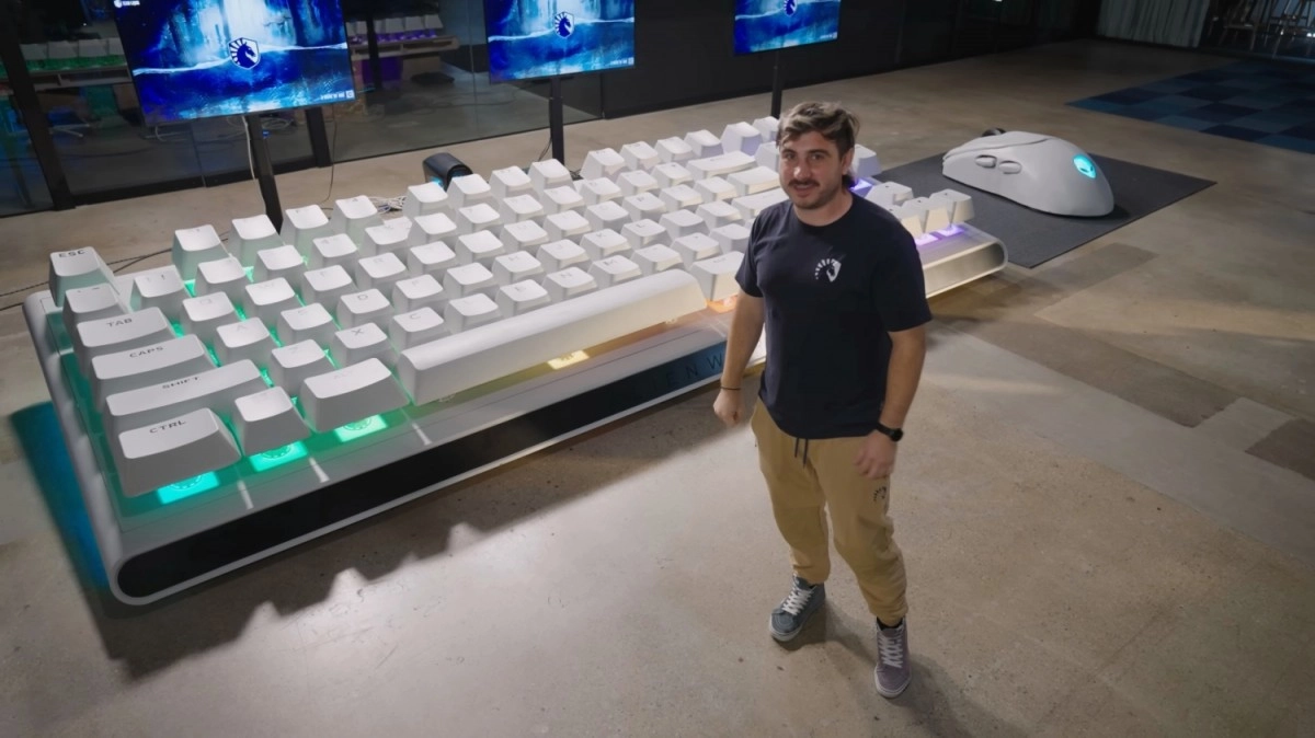 Alienware d�voile le plus grand clavier et la plus grande souris jamais produits !