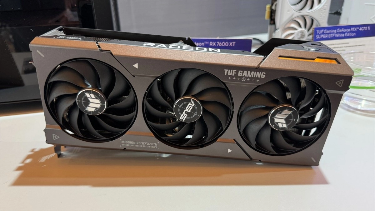 CES 2024 : une carte graphique AMD RX 7600 XT TUF Gaming chez ASUS