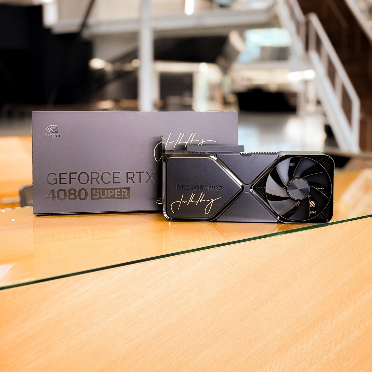 NVIDIA vous fait gagner une GeForce RTX 4080 SUPER unique sign�e par Jensen Huang !