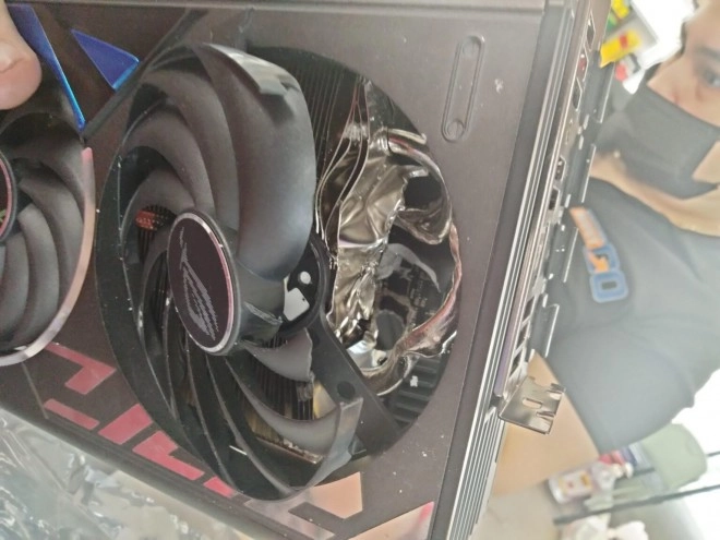 Insolite, il tombe sur une GeForce RTX 4070 Ti qui s'est fait tirer dessus !!!