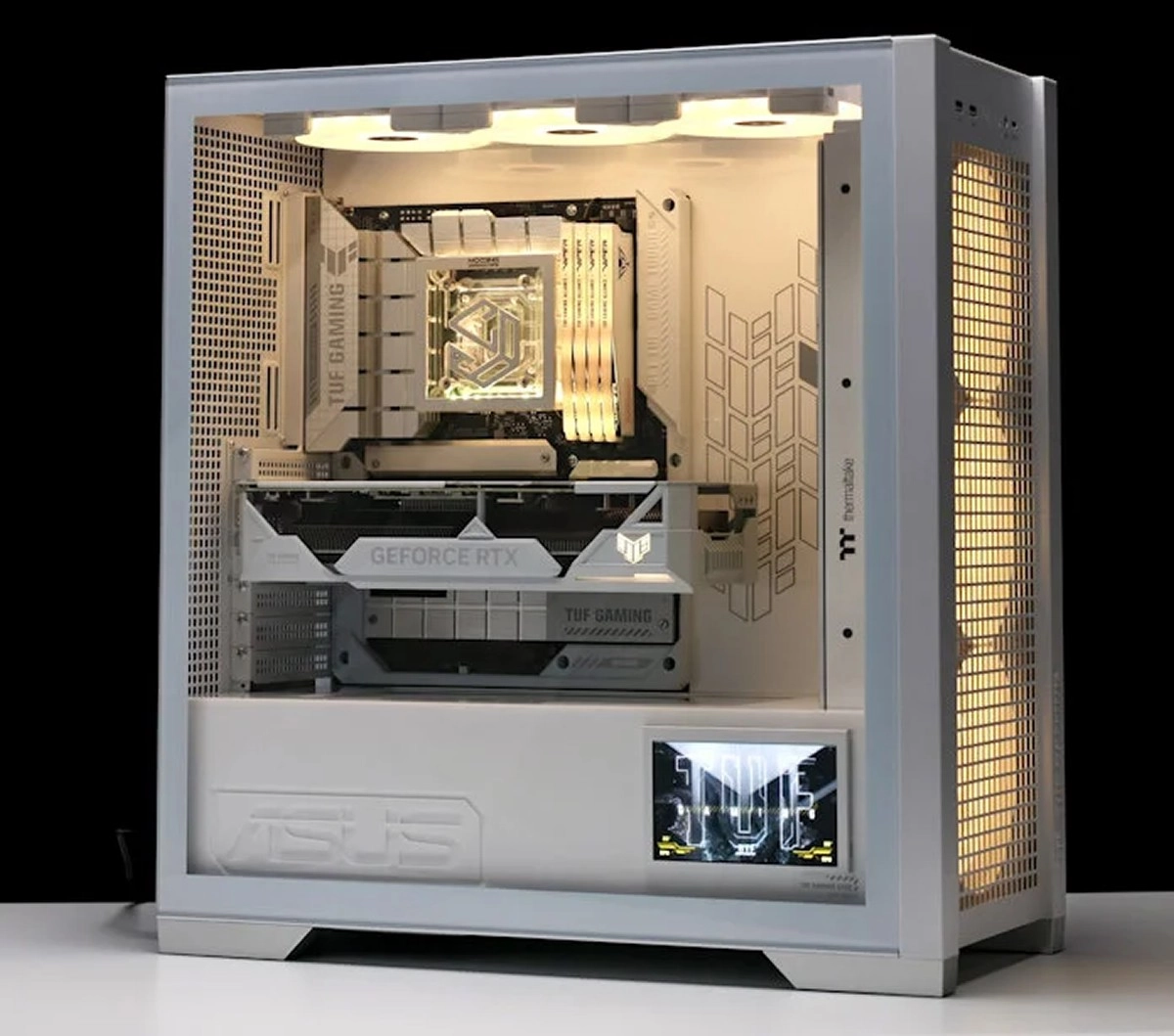 JCustom pousse le concept ASUS BTF � son paroxisme avec un watercooling cach�