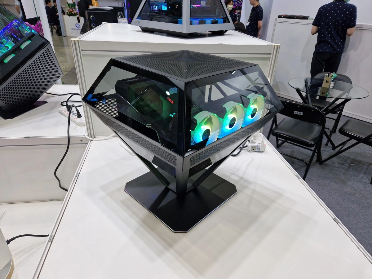 Computex 2024 : des boitiers toujours aussi fous chez AZZA