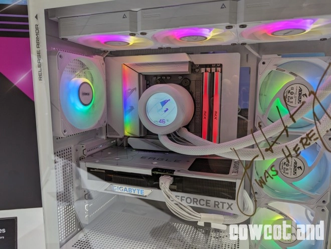 Computex 2024 : on essaie d�en voir un peu plus de la B650E AORUS STEALTH ICE chez GIGABYTE