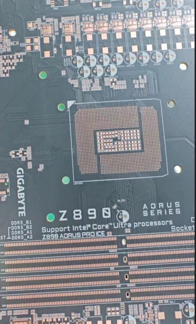 Une carte m�re Z890 de GIGABYTE montre l'arri�re de son PCB