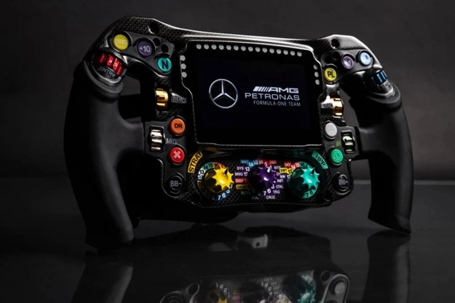 Sim Lab d�voile son volant Mercedes-AMG PETRONAS Formula One Team Sim Racing Steering Wheel pour un peu plus de 2600 euros !