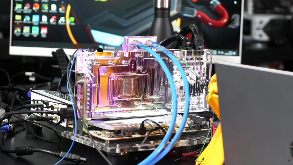 Teclab cr�e sa propre GeForce RTX 4090 SUPER !