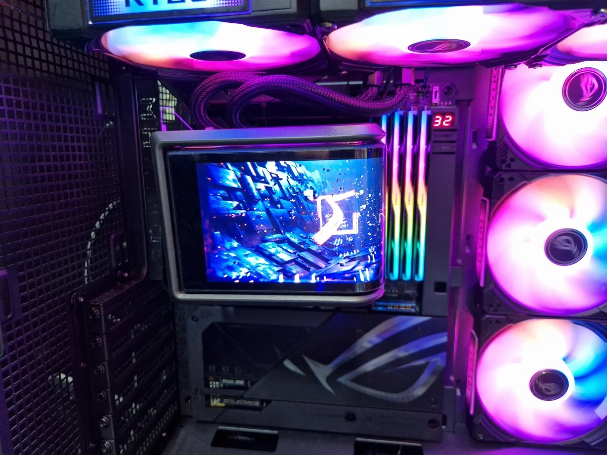 ASUS ROG RYUO IV SLC, un bel �cran incurv� et des tuyaux courts