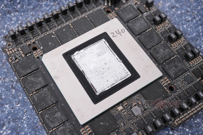 La pate thermique en lieu et place du m�tal liquide sur le RTX 5090 ne change pas grand-chose